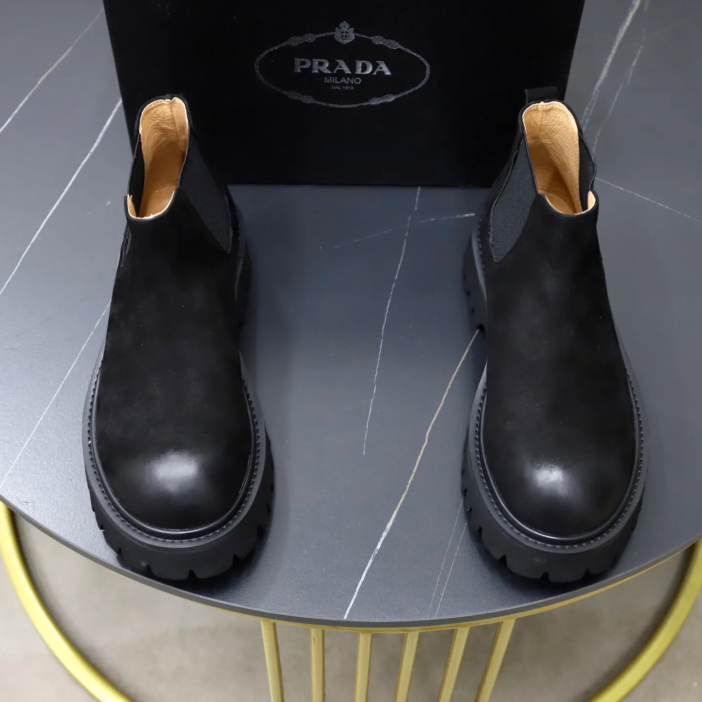 Men's shoes: 580💰🙅‍♂️🙅‍♂️🙅‍♂️ Brand: PRADA Standard code: 38-44 (45 customized) Grade: Same as the official website Material: Original high-grade high-mercerized light Comfortable and breathable pigskin lining Non-slip soft wear-resistant outsole Style category: Men's fashionable casual boots Distinguished luxury brand elements Top luxury Color: actual picture color